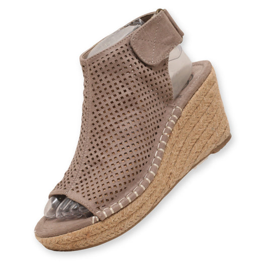 Daisy Fuentes Women Wedge Sandal