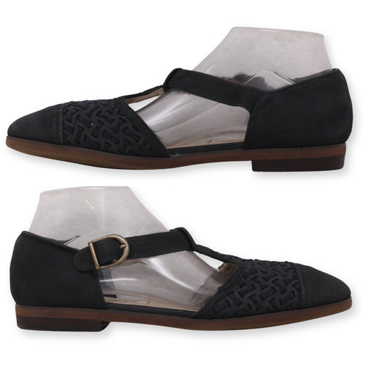 APOSTROPHE Women Closed-Toe Shoes