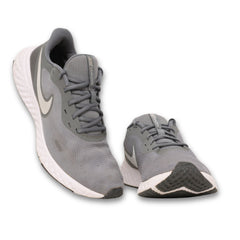 Nike Revolution 5
