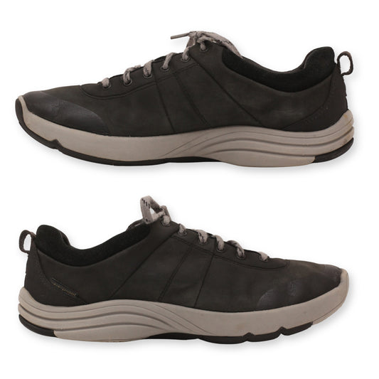 Clarks Lace-Up Women Sneakers