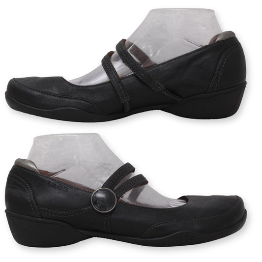 TAOS Women Closed-Toe Shoes