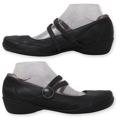 TAOS Women Closed-Toe Shoes