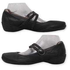 TAOS Women Closed-Toe Shoes