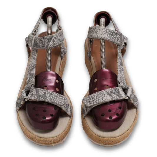 "Universal Thread" Straps Wedges