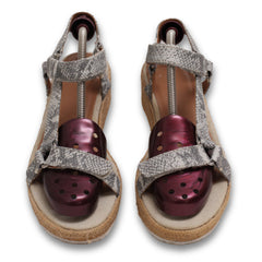 "Universal Thread" Straps Wedges
