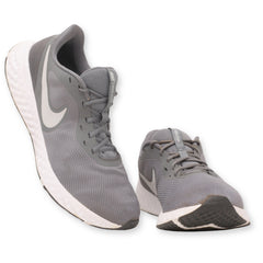 Nike Revolution 5