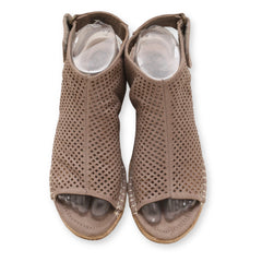 Daisy Fuentes Women Wedge Sandal